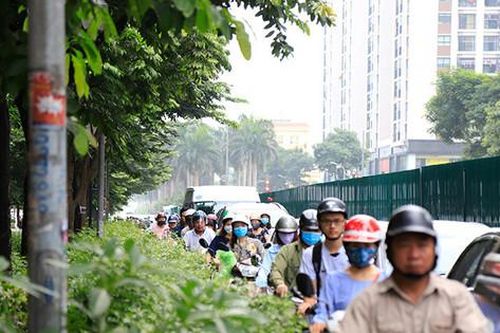 Kiến nghị thu hồi giấy phép trông giữ xe dưới lòng đường Nguyễn Cơ Thạch