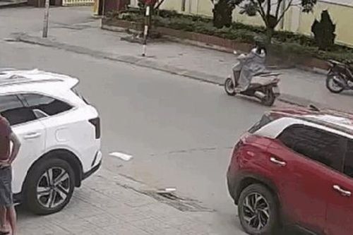 Thót tim cảnh xe ô tô đi lùi, tông hàng loạt phương tiện trên đường