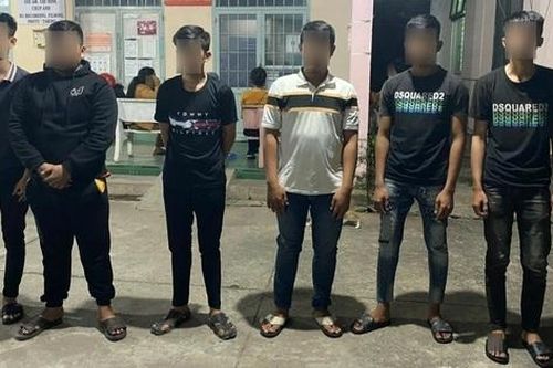 Mâu thuẫn với hàng xóm, cha gọi con trai đến đánh cảnh cáo