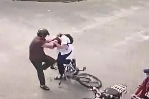 Chặn đường đánh bạn học của con thương tích vì mâu thuẫn nhỏ nhặt: Hành vi ứng xử phản giáo dục