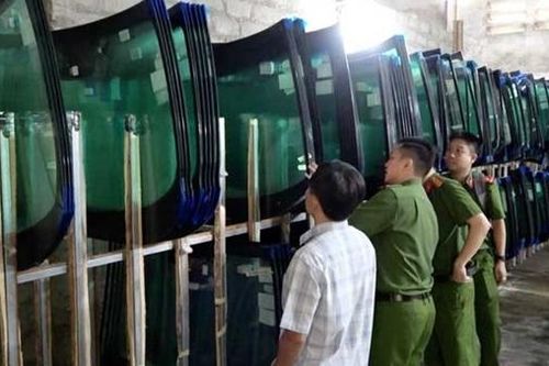 Triệt phá đường dây sản xuất kính ô tô giả với số lượng lớn