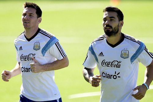 Đồng đội cũ Messi bị người nhà đâm trọng thương