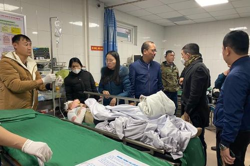 Sập trần gỗ lớp học, nhiều học sinh phải nhập viện