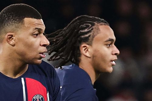 Em trai Kylian Mbappe ra mắt PSG ở tuổi 16