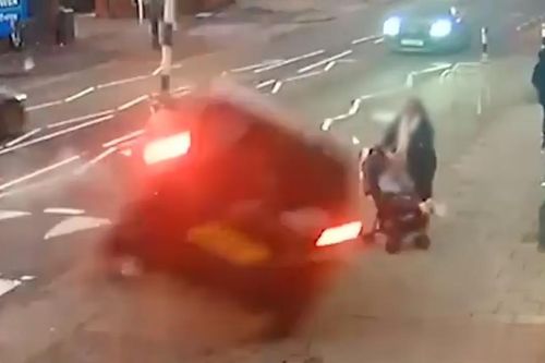 Ô tô mất lái lao về phía xe đẩy, hai mẹ con thoát chết thần kỳ