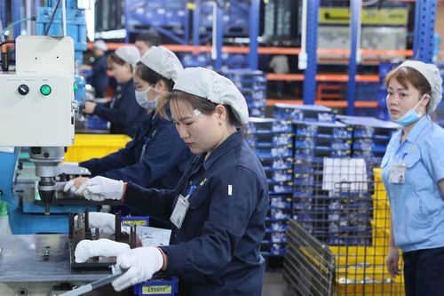 Cần những điểm tựa cho nữ công nhân xa quê