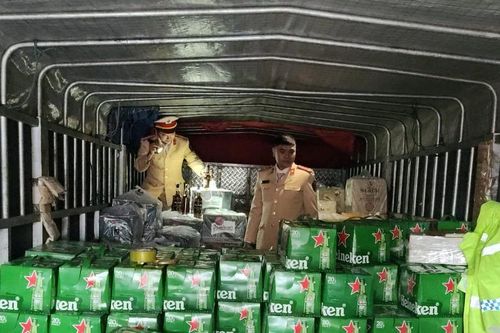 Phát hiện xe tải vận chuyển lượng lớn bia, rượu ngoại không rõ nguồn gốc