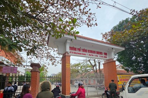 Nhiều học sinh bị thương do sập trần gỗ trong trường học