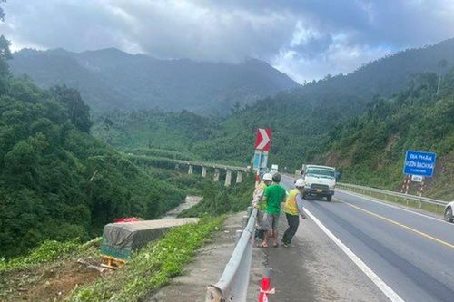 Người dân phá rào, tạo lối đi ngang cao tốc La Sơn - Hòa Liên gây mất an toàn giao thông