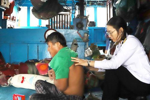 Cứu nạn thành công tàu cá Quảng Ngãi gặp nạn cùng 5 ngư dân