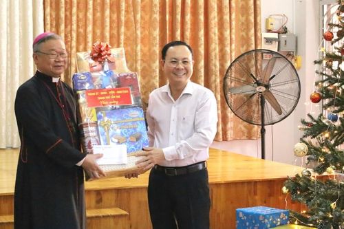 Lãnh đạo thành phố thăm, chúc mừng Lễ Giáng sinh các cơ sở Công giáo