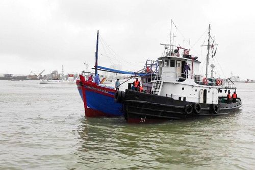 Vùng 3 Hải quân cứu kéo thành công tàu cá bị nạn