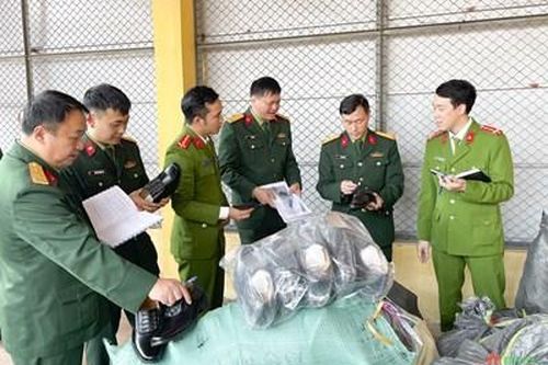 Phát hiện và thu giữ hàng trăm đôi giày da quân đội giả