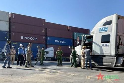 Tổng công ty Tân Cảng Sài Gòn kiểm tra hung khí, vật liệu nổ các phương tiện vào cảng