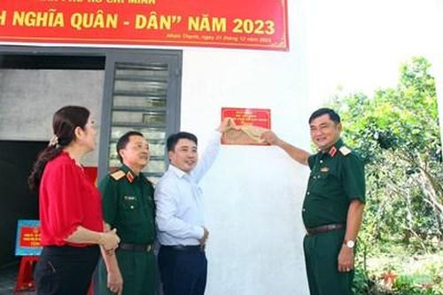 Bộ tư lệnh TP Hồ Chí Minh bàn giao 2 căn nhà 'Tình nghĩa quân - dân' tại Bến Tre