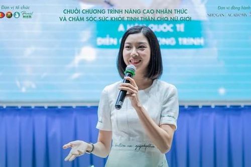 Á hậu Thúy Vân chia sẻ góc nhìn mới về nữ giới và bình đẳng giới với sinh viên Nhân văn