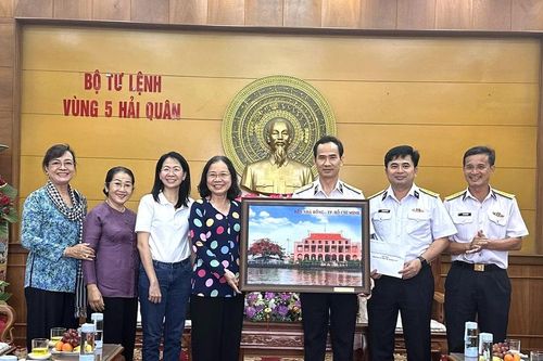 Đoàn Tiểu Ban công tác cán bộ nữ TPHCM thăm, chúc mừng Bộ Tư lệnh Vùng 5 Hải quân