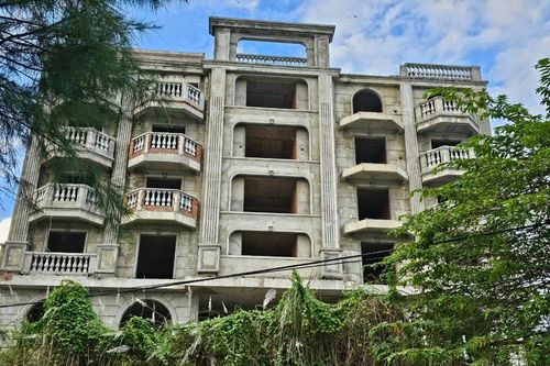 Cận cảnh 'lâu đài' bỏ hoang giữa lòng thành phố di sản