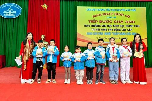 Học sinh hào hứng tham gia tìm hiểu Ngày thành lập Quân đội Nhân dân Việt Nam