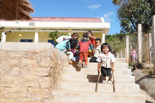 Cô bé khuyết tật khát khao đến trường