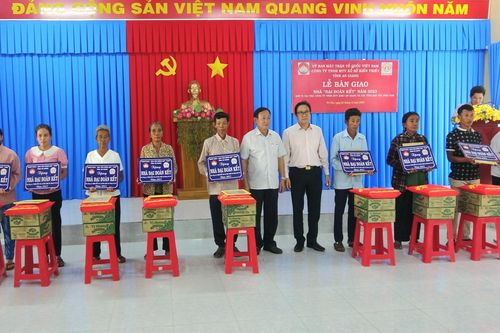 Trao 50 căn nhà Đại đoàn kết cho người nghèo huyện miền núi Tri Tôn