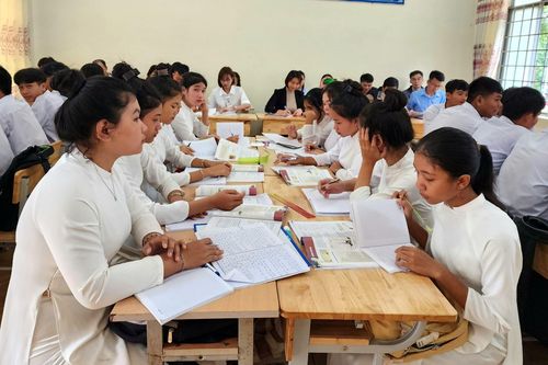 Giáo dục thường xuyên vùng khó bắt nhịp Chương trình mới