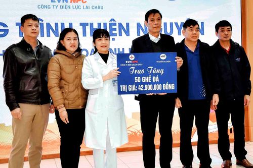Công ty Điện lực Lai Châu tặng quà cho Bệnh viện Đa khoa tỉnh