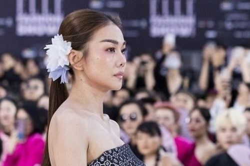 Elle Fashion show: Siêu mẫu Thanh Hằng làm vedette NTK Indonesia; dàn mỹ nhân Việt xinh đẹp dự sự kiện