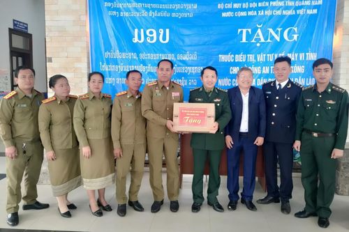 Quảng Nam: Trao tặng thuốc điều trị, vật tư y tế và máy tính cho Công an tỉnh Sê Kông, Lào