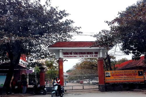 Học sinh nhập viện vì sập trần lớp học ở TP Vinh