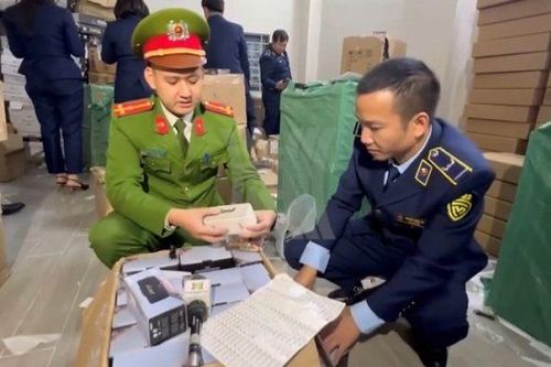Phát hiện kho loa đài, đồng hồ nhập lậu trị giá 4,3 tỷ đồng tại Hà Nội