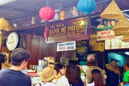 Nạn nhân ngộ độc khởi kiện chủ cơ sở bánh mì Phượng ở Hội An