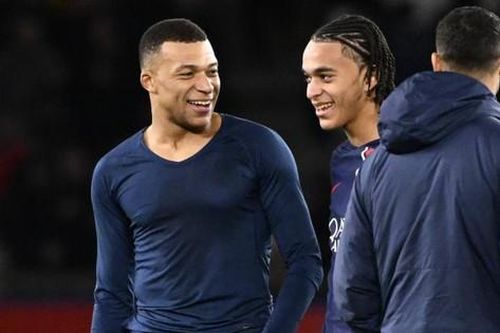 Hai anh em nhà Mbappe ghi dấu ấn, PSG vững ngôi đầu