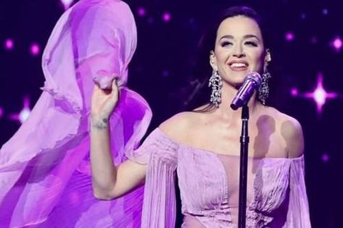 Katy Perry hát 3 bản hit 3,9 tỷ view ở nhà hát Hồ Gươm, Hà Nội