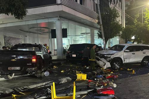 Tài xế xe bán tải dùng 'nước vui', gây tai nạn liên hoàn ở Móng Cái