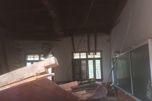 Sập trần gỗ lớp học ở Nghệ An, ít nhất 2 học sinh cấp cứu