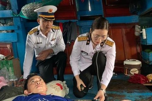 Ngư dân kể giây phút kinh hoàng khi tàu cá bị sóng lớn đánh trôi dạt trong đêm