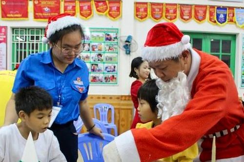 Em nhỏ Làng SOS Nha Trang tự làm cây thông Noel từ đồ tái chế