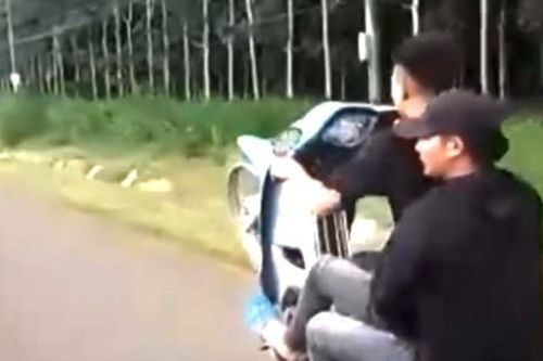 Ra đường 'trổ tài' đi xe máy một bánh sau khi sử dụng ma túy