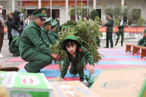 Thiếu nhi Nghệ An trải nghiệm một ngày làm chú bộ đội