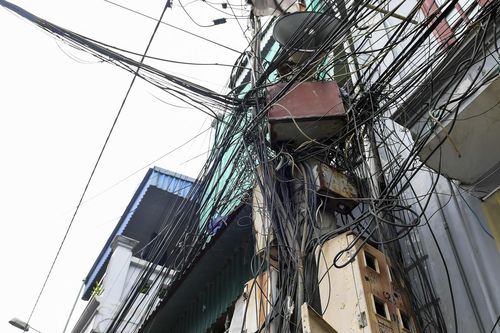 'Mạng nhện' dây điện, cáp viễn thông bủa vây đường phố Nam Định