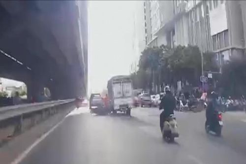 Tài xế xe tải chèn ngã 2 người đi xe máy bị công an mời làm việc