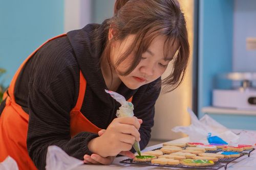 Giới trẻ Hà Nội tự làm bánh quy gừng độc đáo đón Giáng sinh