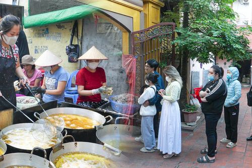 Quán bánh rán 'trốn' trong ngõ khuất, khách xếp hàng dài đợi mua ở Hà Nội