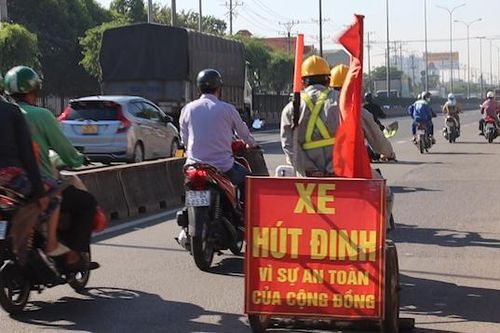 TP.HCM: CSGT phối hợp hút đinh, đảm bảo an toàn cho người dân dịp lễ Tết