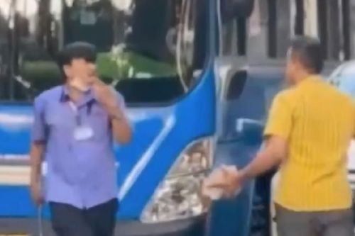 Lái xe buýt cầm tuýp sắt xuống đường 'đòi xử' tài xế ô tô ở TP.HCM