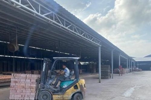 Công nhân nhà máy gạch nghỉ Tết... trước cả tháng