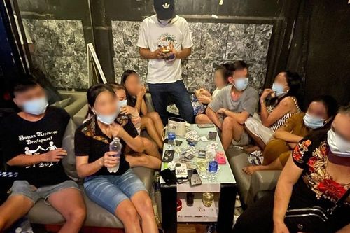 Công an triệt phá sòng bạc 'quý bà' ở phố đi bộ Bùi Viện