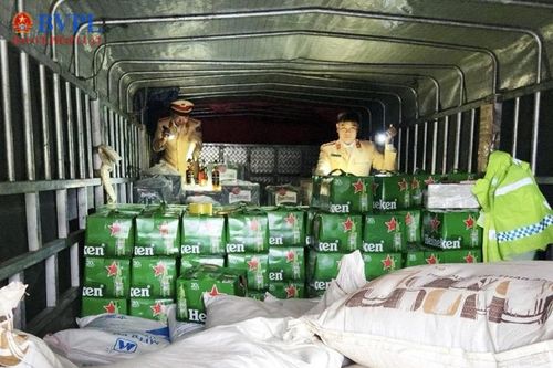 CSGT Công an Hà Tĩnh: Phát hiện số lượng hàng hóa lớn không rõ nguồn gốc