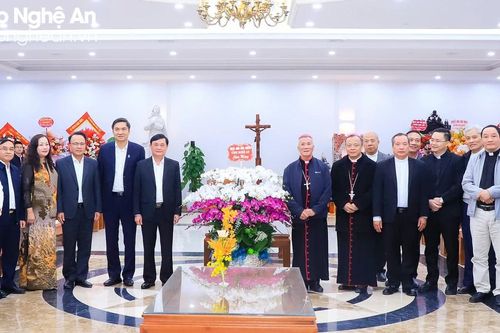 Lãnh đạo tỉnh Nghệ An thăm, chúc mừng Tòa Giám mục Giáo phận Vinh nhân Lễ Giáng sinh 2023